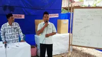Sang pedagang satai, Trisnoto menyampaikan pidato kemenangan pasca-terpilih dalam Pemilihan Ketua RT 3/4 Bumirejo, dengan 58 suara. (Foto: Liputan6.com/KPPS Bumirejo)
