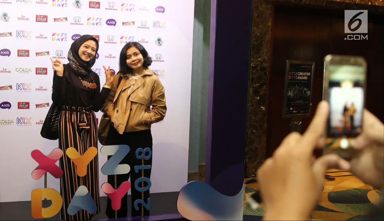Pengunjung foto di booth XYZ Day 2018, Jakarta, Rabu (25/4). KapanLagi Youniverse yakni bersatunya PT Kreatif Media Karya dan PT KapanLagi Network. (Liputan6.com/Herman Zakharia)