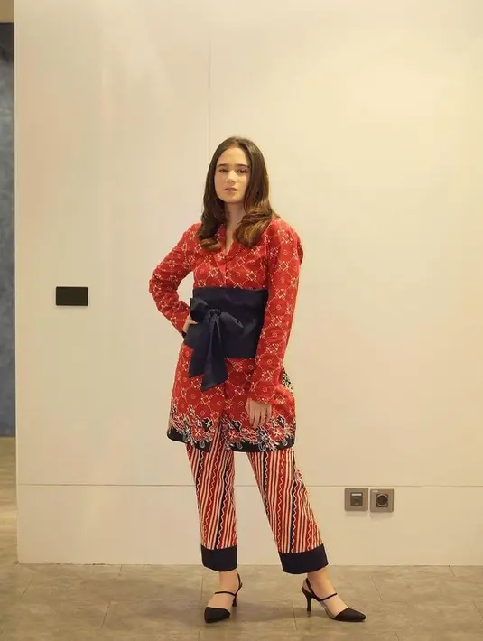 Tissa Biani memakai baju batik berpotongan kebaya dengan belt hitam. [Foto: Instagram @tissabiani]