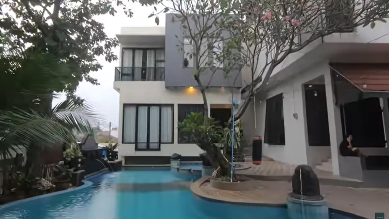 Potret Rumah Aktor Rano Karno