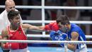 Aksi petinju asal Indonesia Sunan Agung Amoragam saat melawan Mirazizbek Mirzakhalilov asal Uzbekistan di babak semifinal kelas bantam (56 kg) Asian Games 2018 di JIExpo Kemayoran Jakarta pada Jumat (31/8/2018). (Bola.com/Peksi Cahyo)