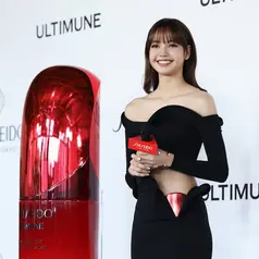 Lisa BLACKPINK langsung mencuri perhatian dengan penampilannya yang elegan sekaligus bold.  [@wearelloud].