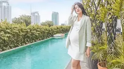 Walaupun tengah hamil besar, gaya fashion Anissa Aziza tetap tampil modis tetapi tetap simpel. Banyak komentar netizen yang terpukau dengan bumil satu ini karena mampu selalu tampil segar. (Liputan6.com/Instagram/@anissaaziza)