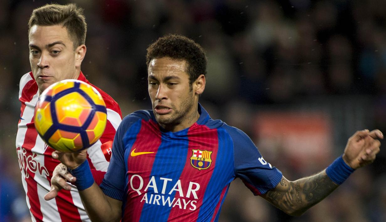 Penyerang Barcelona, Neymar, berebut bola dengan bek Sporting, Juan Rodriguez. Dalam pertandingan ini Barca memiliki 14 kali kesempatan membobol gawang Sporting. (EPA/Quique Garcia)
