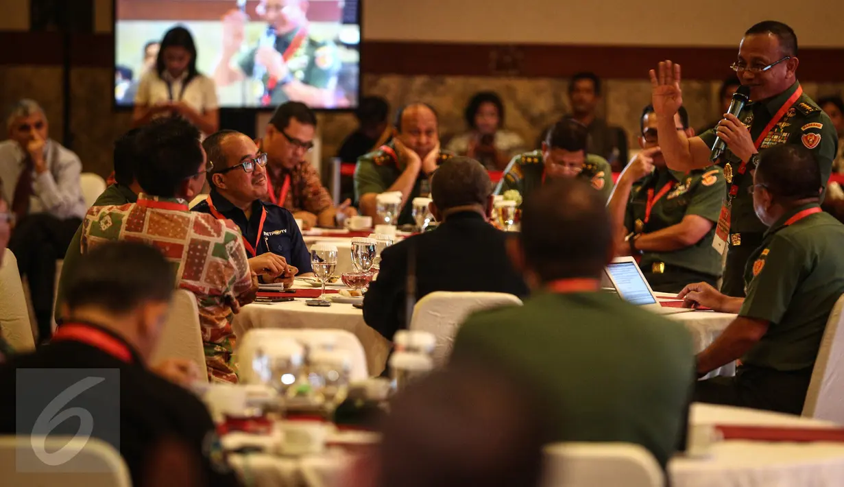 KSAD Jenderal TNI Mulyono memberikan sambutan dalam tatap muka dengan pemimpin redaksi media massa nasional di Balai Kartini, Jakarta, Rabu (10/8). Pertemuan ini merupakan sebuah silaturahmi antara insan media dengan TNI AD. (Liputan6.com/Faizal Fanani)