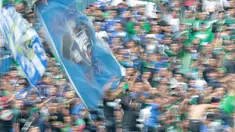 Teriakan Bonek saat Rishadi Fauzi membobol gawang PSPS Riau pada laga 8 Besar Liga 2 Grup Y di Stadion GBLA, Bandung, Sabtu (18/11/2017). Persebaya Menang 1-0. (Bola.com/Nicklas Hanoatubun)