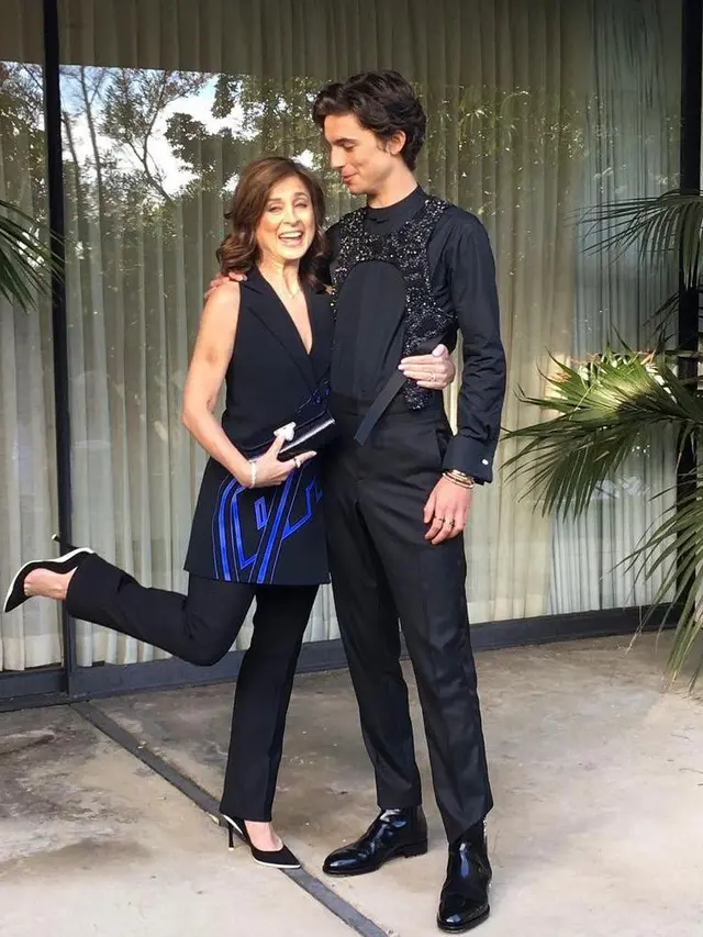 Mengenang 8 Karya Ikonis Virgil Abloh, Off White-Gaun Pengantin Hailey Bieber