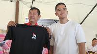 Ketua Umum Partai Solidaritas Indonesia (PSI), Kaesang Pangarep, memperkenalkan logo baru partainya. (Foto: Istimewa).