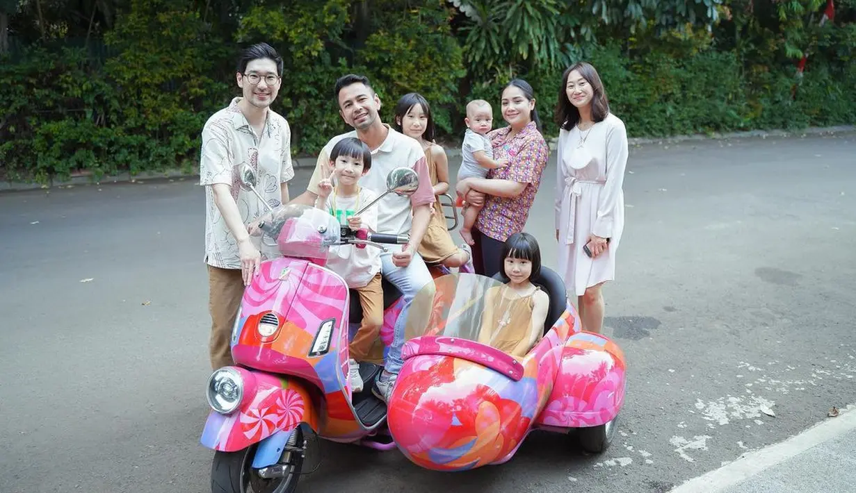 Selama di Indonesia, mereka juga sempat berkunjung ke rumah Raffi Ahmad dan Nagita Slavina. (Instagram/raffinagita1717).