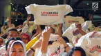 Pendukung Jokowi-Ma'ruf Amin mengangkat kaus pada acara Doa Bersama Lintas Agama dan Festival Seni Budaya di Jakarta, Jumat (12/4). Acara yang digelar Gerakan Alumni UI dan IKJ mengusung tema "SATUkan Doa menuju Kemenangan". (Liputan6.com/Angga Yuniar)