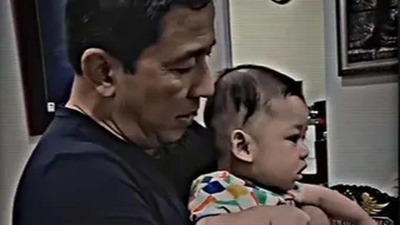 Terlihat jenderal bintang tiga itu tampil santai menggunakan sarung dan kaos oblong.