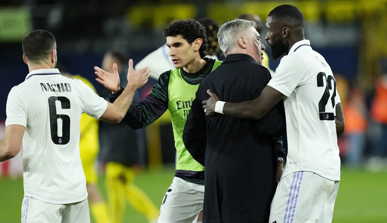 Pemain Real Madrid merayakan kemenangan atas Villarreal pada laga Copa del Rey di Stadion La Ceramica (19/1/2023). Sementara itu,  Real Madrid berhasil menang secara dramatis saat menghadapi Villarreal dalam 16 besar Copa del Rey. (AP Photo/Jose Breton)