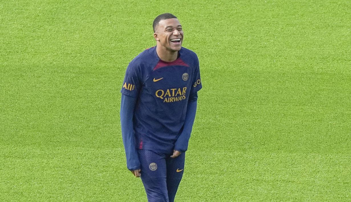 Pemain Paris Saint-Germain (PSG), Kylian Mbappe, tertawa saat sesi latihan di Poissy, Paris, Jumat (18/8/2023). Mbappe mengikuti latihan dan diperkirakan akan tampil melawan Toulouse pada pekan kedua Liga Perancis 2023-2024. (AP Photo/Michel Euler)