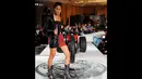  Produsen sepatu boots ini mengklaim bahwa semua kalangan pun dapat memakai boots atau sepatu dari New Rock di segala acara, Jakarta, Jumat (9/5/2014) (Liputan6.com/Faisal R Syam)