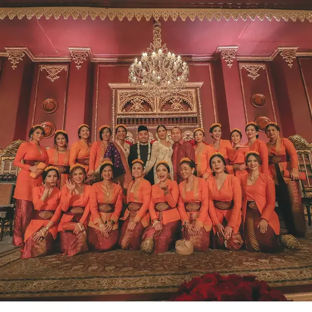 Bareng Dian Sastro, Ini 7 Gaya Wulan Guritno Jadi Bridesmaid Sahabat