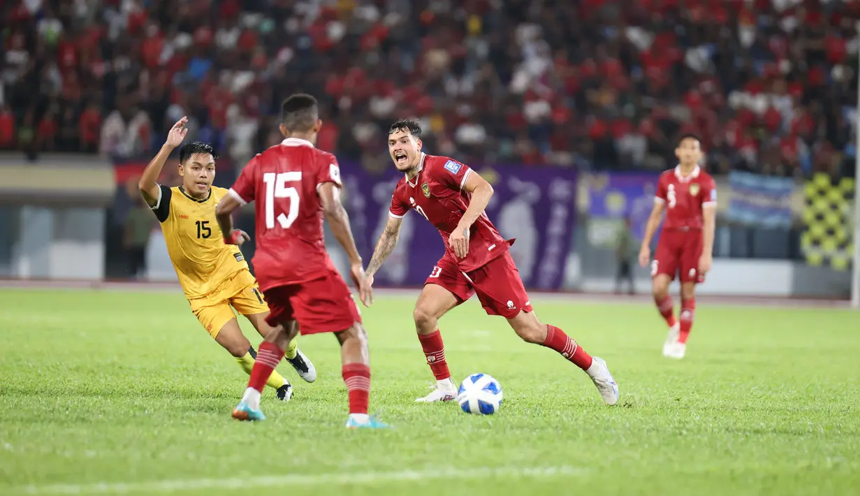 Dua pemain Timnas Indonesia, Shayne Pattynama (kanan) dan Ricky Kambuaya berebut bola dengan pemain Brunei Darussalam, Muhammad Nur Asyraffahmi pada laga leg kedua putaran pertama Kualifikasi Piala Dunia 2026 Zona Asia di Stadion Hassanal Bolkiah, Bandar Seri Begawan, Selasa (17/10/2023) malam WIB. (Dok. PSSI)