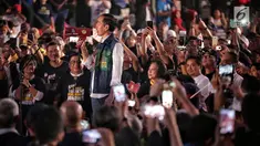Calon presiden nomor urut 01, Joko Widodo (Jokowi) menggunakan megaphone berwarna merah menyapa para alumni saat menghadiri Deklarasi Alumni Trisakti di Hall Basket, Senayan, Jakarta, Sabtu (9/2). (Liputan6.com/Faizal Fanani)
