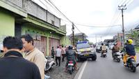 Aksi nekat OB (49) menawarkan sepeda motor hasil curiannya berakhir di ruang perawatan RSUD R Syamsudin SH. Pelaku babak belur dihakimi massa. (Liputan6.com/Fira Syahrin)