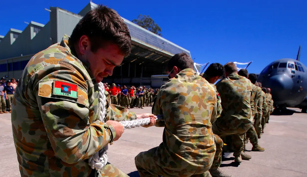 Ekspresi anggota Royal Australian Air Force saat mengikuti lomba menarik pesawat Hercules C-130J saat di Pangkalan Udara Richmond, Sydney (24/11). Lomba ini sebagai kegiatan melatih ketangkasan sekaligus kebersamaan. (REUTERS/David Gray)