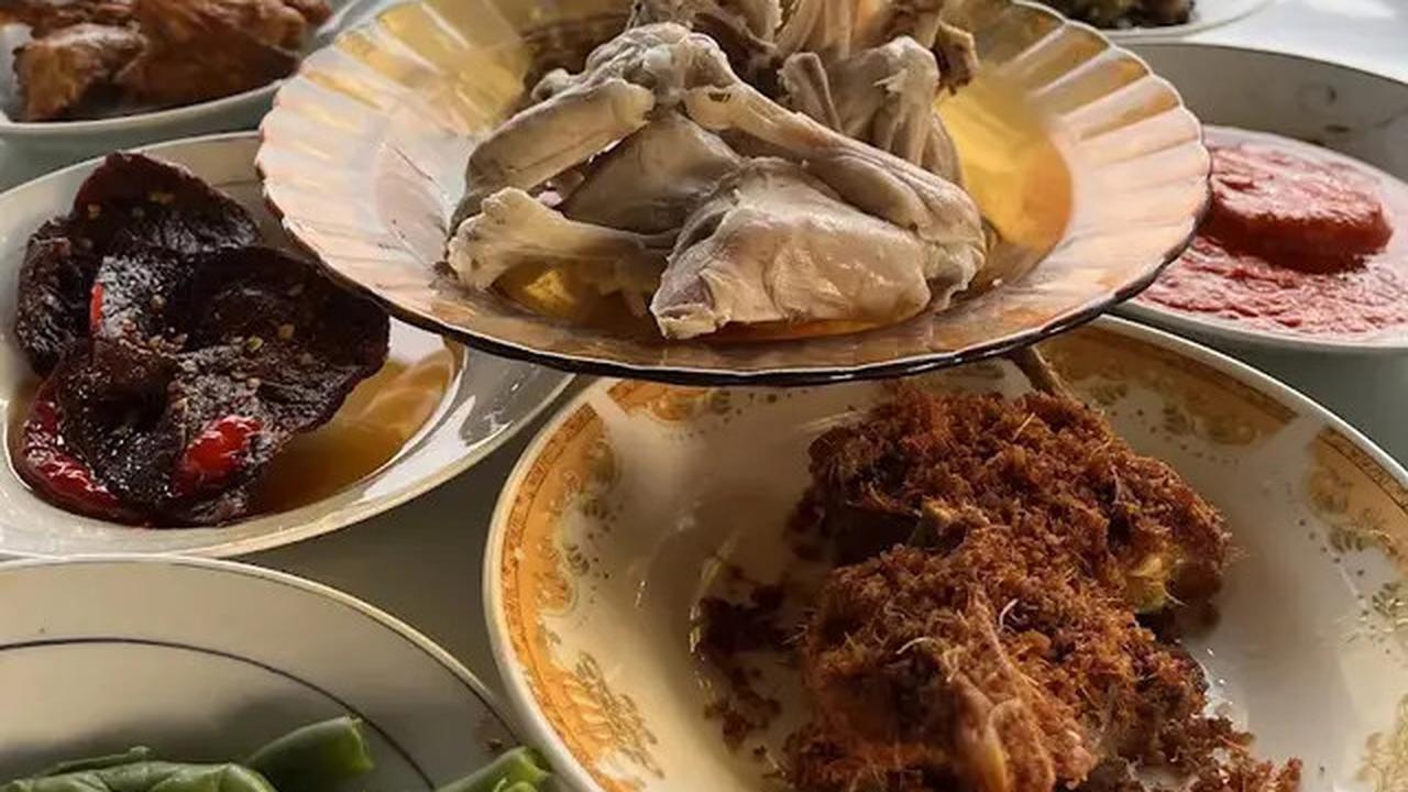 22 Rekomendasi Tempat Makan Enak di Bukittinggi Terbaru 2025, Mudah Dicari &amp; Paling Populer
