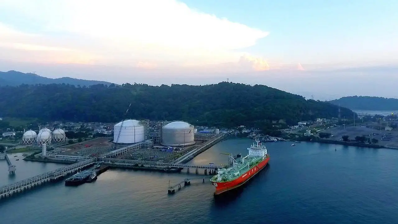 Terminal LPG Tanjung Sekong mampu mengurangi konsumsi listrik. Terminal LPG Tanjung Sekong dikelola oleh PT Peteka Karya Tirta (PKT) yang merupakan anak usaha dari PT Pertamina International Shipping (PIS). (Dok Pertamina)