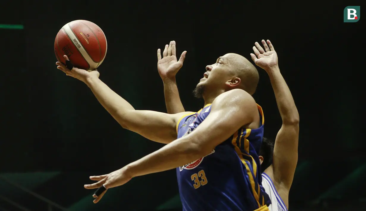 Pebasket Satria Muda Pertamina, Arki Dikania Wisnu, berusaha memasukkan bola saat melawan Prawira Bandung pada laga IBL 2022 di Hall Basket GBK, Jakarta, Jumat (21/01/2022). Satria Muda menang dengan skor 68-66. (Bola.com/M Iqbal Ichsan)