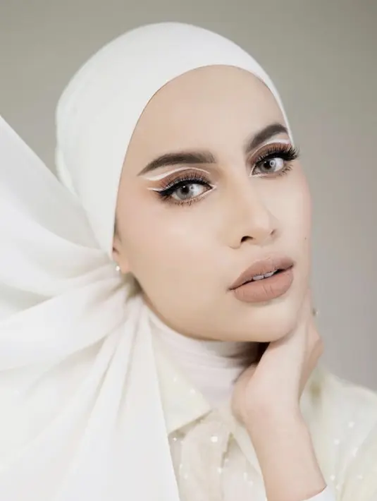 Riasan inspiratif lainnya adalah aksen eyeliner bernuansa putih yang menjanjikan. Aksen double liner menghadirkan kesan unik dan kian atraktif. [Foto: Instagram/ Aghnia]