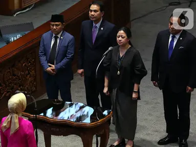 Ketua DPR Puan Maharani, bersama Wakil Ketua DPR  Muhaimin Iskandar, Azis Syamsuddin dan Rachmad Gobel  menerima laporan Ketua Badan Legislasi Supratman Andi Agtas pada saat Rapat Paripurna di Kompleks Parlemen Senayan, Jakarta, Rabu (22/1/2020). (Liputan6.com/Johan Tallo)