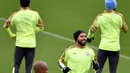 Striker Manchester City Sergio Aguero (tengah) mengikuti sesi latihan jelang menghadapi Atalanta pada laga Grup C Liga Champions di City Football Academy, Manchester, Inggris, Selasa (5/11/2019). (Paul ELLIS/AFP)