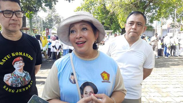 Calon Anggota DPR RI Titiek Soeharto dari Dapil DIY mengikuti senam gemoy bersama para lansia dan pralansia di Suryodiningratan, Mantrijeron, Yogyakarta, Minggu pagi (28/1/2024).