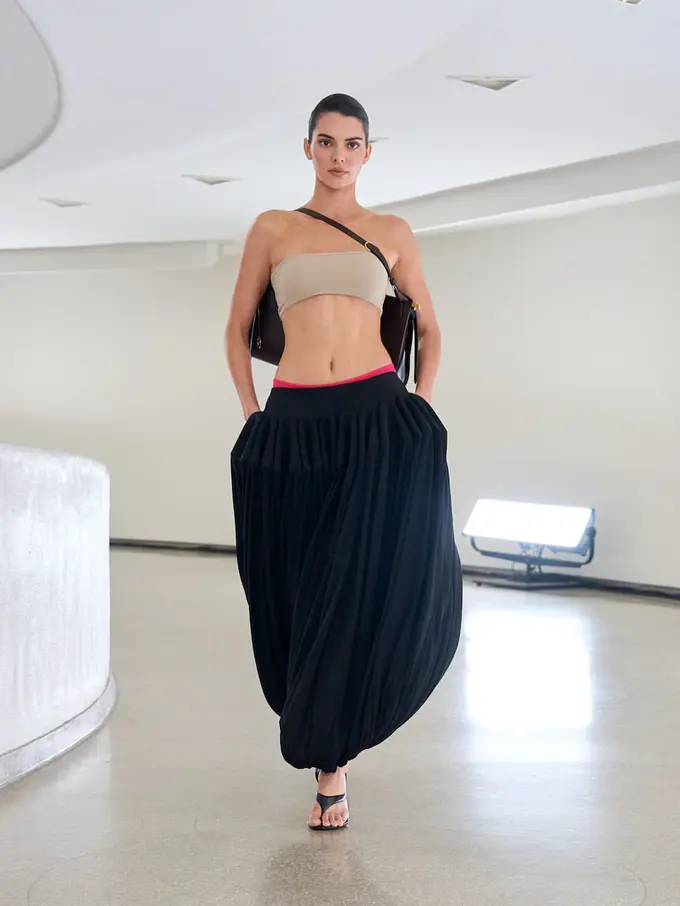 Goodbye Bubble Skirt, Hello Bubble Pants! Tren Baru Runway hingga Street Style 2025