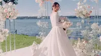 Rininta Christabella melakukan pernikahan seperti di negeri dongeng (https://www.instagram.com/p/CUE8qIqMoHm/)