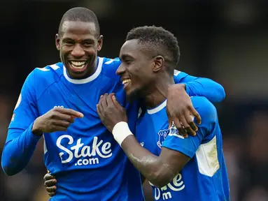 Pemain Everton Idrissa Gueye (kanan) dan Abdoulaye Doucoure merayakan kemenangan atas Arsenal pada pertandingan sepak bola Liga Inggris di Goodison Park, Liverpool, Inggris, 4 Februari 2023. Everton mengalahkan Arsenal dengan skor 1-0. (AP Photo/Jon Super)