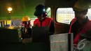 Beberapa petugas terus mengintensifkan perawatan rel kereta api, khususnya menangani geometri rel atau kerataan rel, Jakarta, Jumat (11/7/2014) (Liputan6.com/Faizal Fanani)