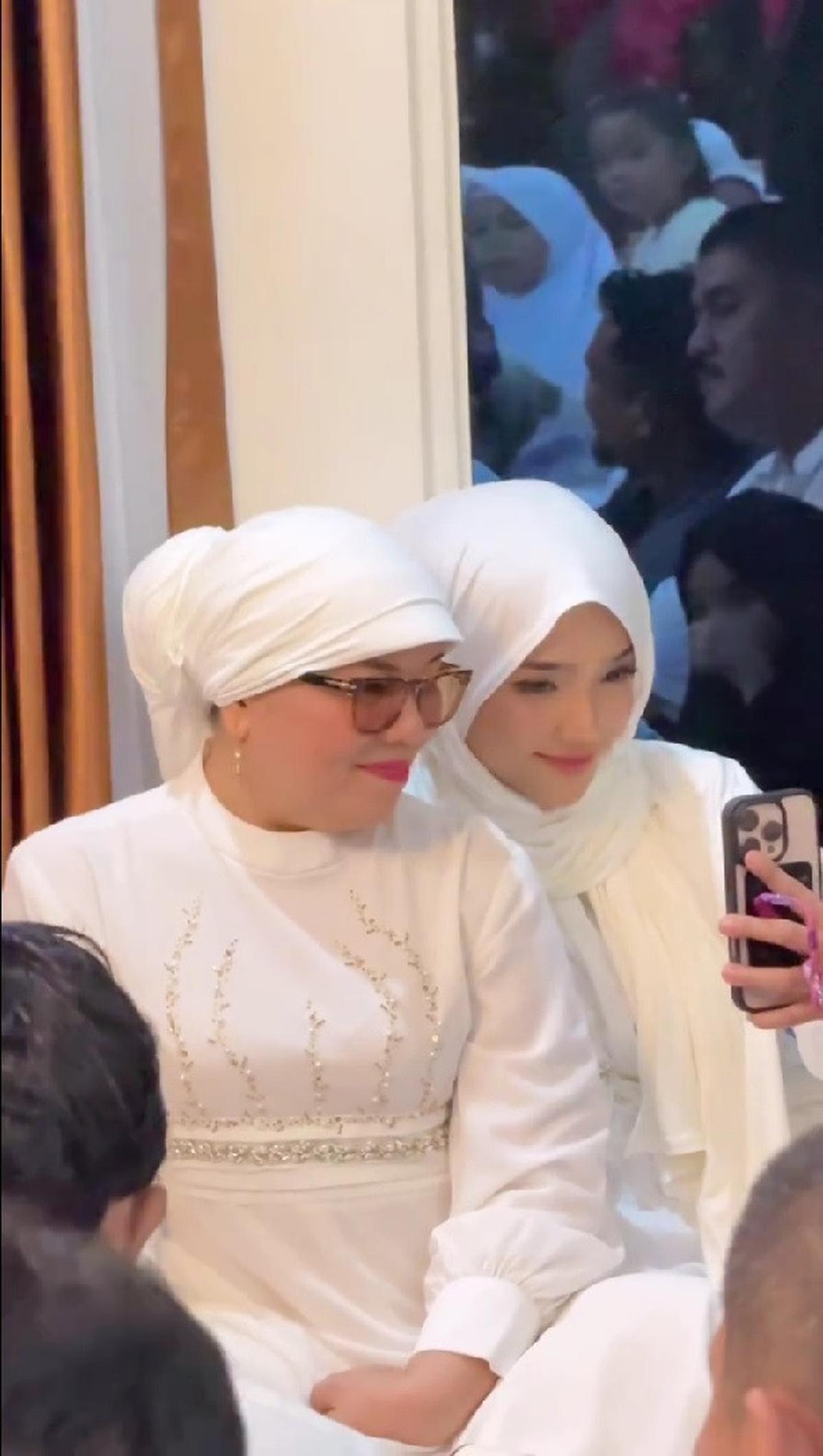Potret Fuji Berhijab Syari di Momen Pengajian Frans Faisal, Netizen: Versi Yalili Yalili Ga Ada Obat
