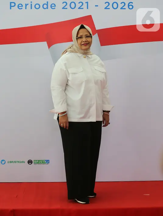 Direktur Pelayanan BP Jamsostek, Roswita Nilakurnia berpose disela perkenalan jajaran direksi periode 2021-2026 di Plaza BP Jamsostek, Jakarta, Selasa (23/02/2021). (Liputan6.com/Fery Pradolo)