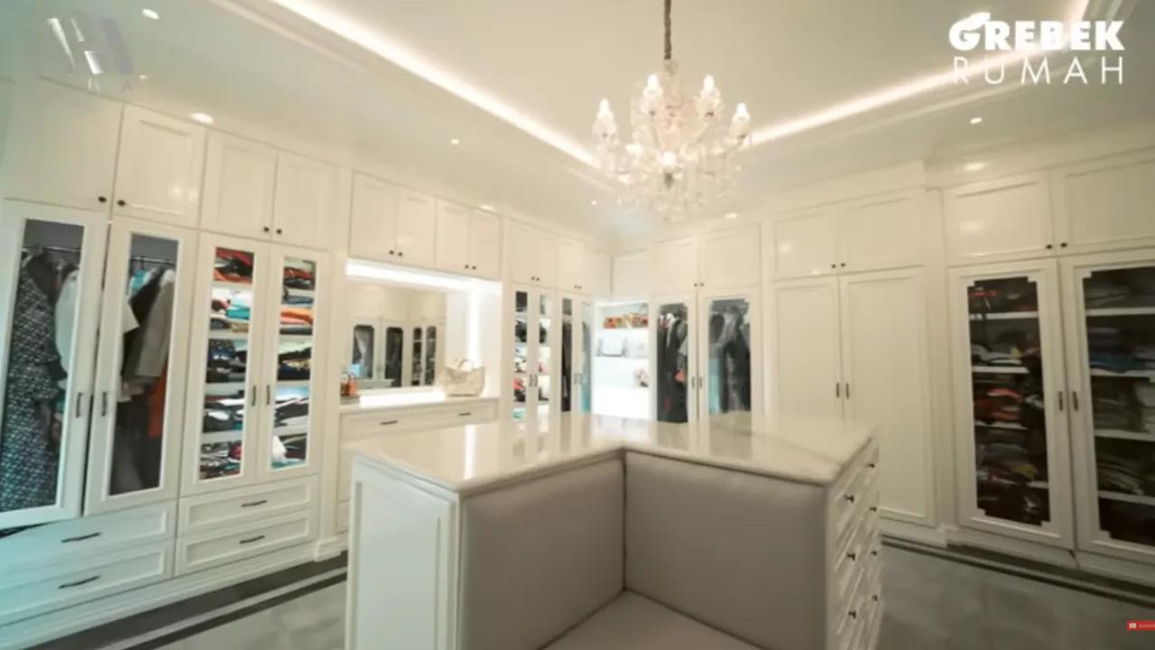 Atta dan Aurel kemudian diajak ke kamar pribadi Rizky Ananda. Di dalamnya tampak Walking Closet. Di ruangan tersebut ada koleksi tas-tas mewah milik Rizky Ananda.