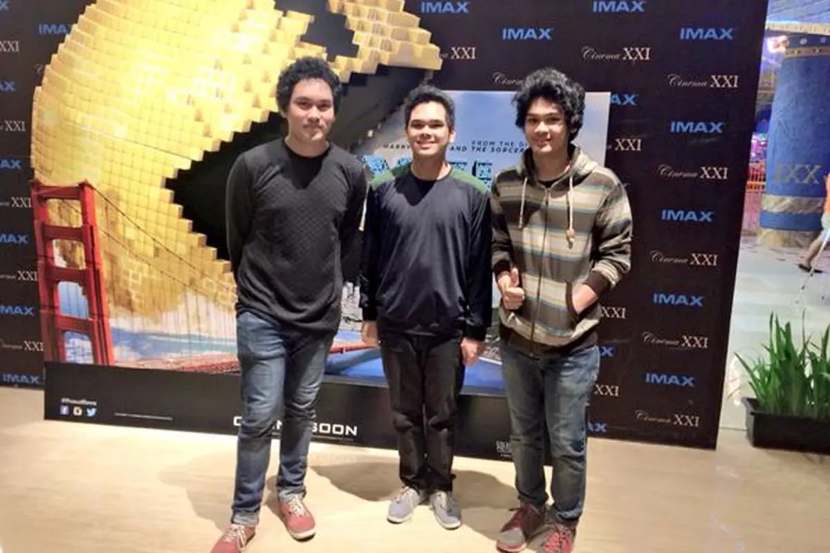 [Bintang] Mikha Angelo bersama The Overtunes