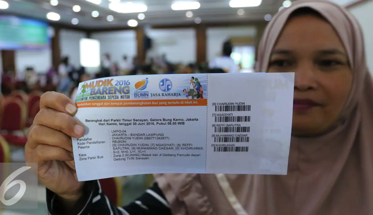 Warga menunjukan tiket mudik bareng  2016 dengan Jasa Raharja di Jakarta, Kamis (16/6). Mudik bareng 2016 nantinya akan mengantarkan pemudik menggunakan bus dengan tujuan pulau Jawa dan Sumatera. (Liputan6.Com/Angga Yuniar)