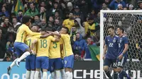 Pemain Brasil merayakan gol saat mengalahkan Jepang 3-1 di Stadion Pierre-Mauroy, Lille, Jumat (10/11/2017). (AP Photo/Michel Spingler)