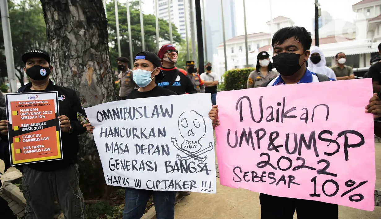 Sejumlah buruh saat melakukan aksi di depan Balai Kota DKI Jakarta, Selasa (26/10/2021). Pada aksi tersebut massa buruh menuntut kenaikan UMP 2022 sebesar 10 persen, berlakukan UMSK 2021 dan mencabut UU Omnibus Law. (Liputan6.com/Faizal Fanani)