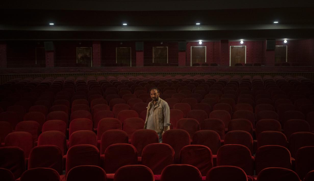 Gul Mohammed, yang bekerja sebagai pembawa acara di Bioskop Ariana, berpose untuk foto di Kabul, Afghanistan, pada 4 November 2021. Setelah merebut kekuasaan tiga bulan lalu, Taliban memerintahkan bioskop untuk berhenti beroperasi. (AP Photo/Bram Jansen)