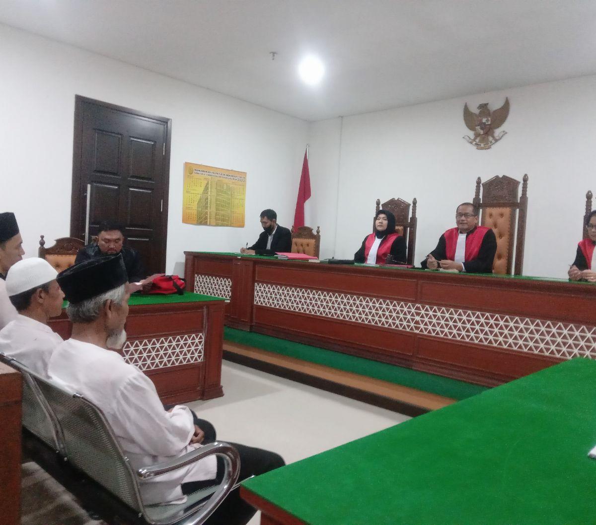 "Ya kalau bisa mah jangan, jangan (dihukum mati), dikasih ringan, alasannya masih banyak beban yang mulia," kata Wowon sambil tersenyum di dalam persidangan.<br>