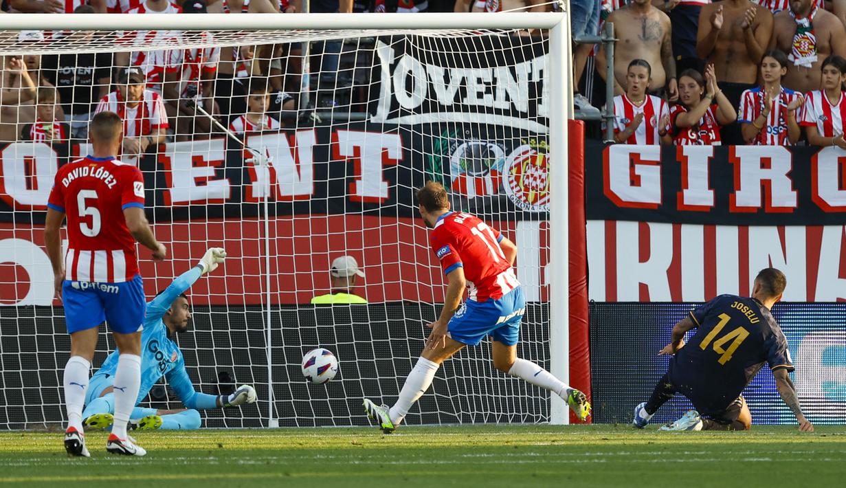 Striker Real Madrid, Joselu (kanan) mencetak gol pertama timnya ke gawang Girona pada laga pekan ke-8 Liga Spanyol 2023/2024 di Montilivi Stadium, Girona, Spanyol, Sabtu (30/9/2023) malam WIB. (AP Photo/Joan Monfort)