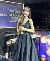Park Bo Young hadir mengenakan gaun hitam model spaghetti strap. Rambutnya dibiarkan terurai dengan riasan wajah natural. [@boyoung0212_official]
