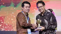 Menteri Kesehatan (Menkes) Budi Gunadi Sadikin memberikan Universal Health Coverage (UHC) Award kepada Bupati Klungkung, I Nyoman Suwirta di Balai Sudirman, Tebet, Jakarta Selatan, Selasa (14/3/2023).