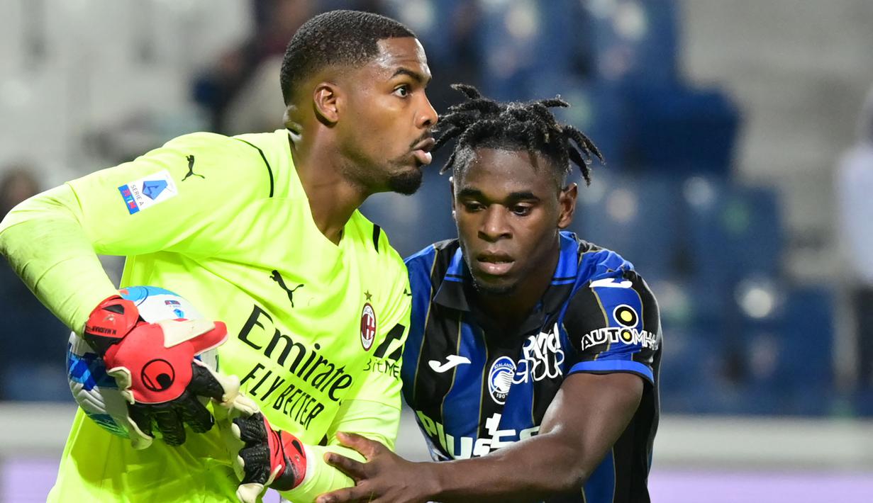 Mike Maignan mampu tampil meyakinkan di Liga Italia bersama klub barunya, AC Milan. Meski belum mampu berbicara banyak di Liga Champions, ia tercatat sukses melakukan tiga kali clean sheet dalam tujuh laga di Serie A musim ini. (AFP/Miguel Medina)
