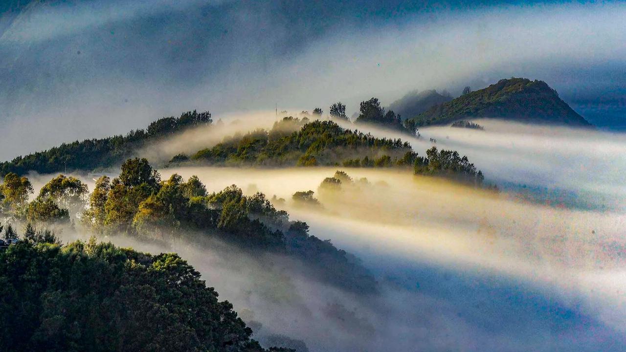 FOTO: Kilau Emas Matahari Pagi di Bromo yang Tak Pernah Kehilangan Pesona