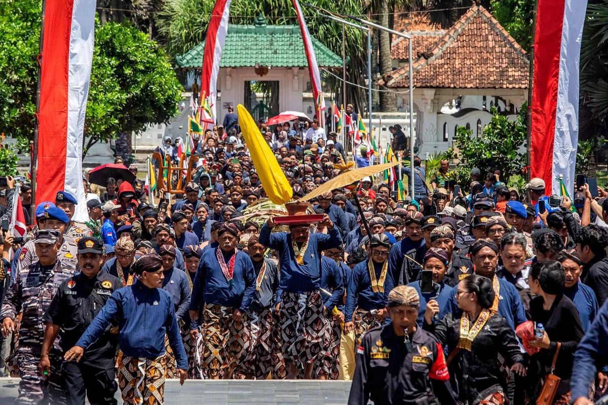 FOTO: Labuhan Parangkusumo,  Tradisi Syukur Tahunan Keraton Yogyakarta
