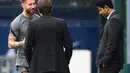 Bek PSG, Sergio Ramos (kiri) berbincang dengan direktur olahraga PSG Leonardo (tengah) dan presiden Nasser Al-Khelaifi saat ia tiba untuk sesi latihan di tempat latihan klub Camp des Loges di Saint-Germain-en-Laye (27/9/2021). PSG akan bertanding melawan Manchester City. (AFP/Franck Fife)